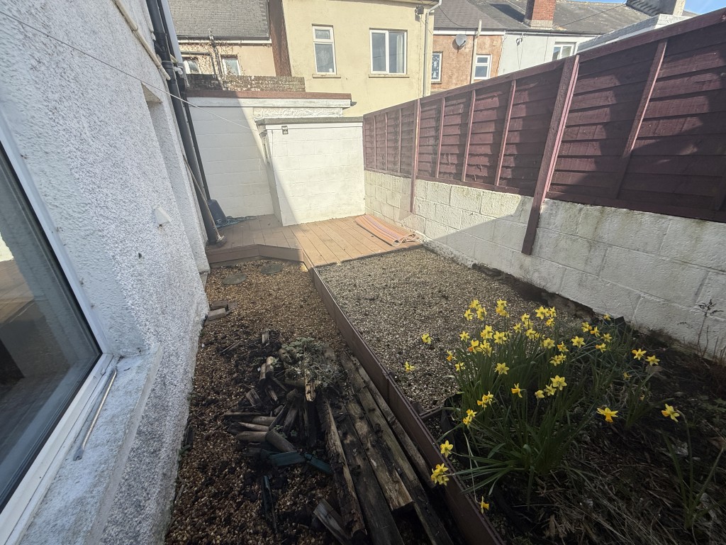 Lot: 183 - SPACIOUS MID-TERRACE PROPERTY - Rear garden